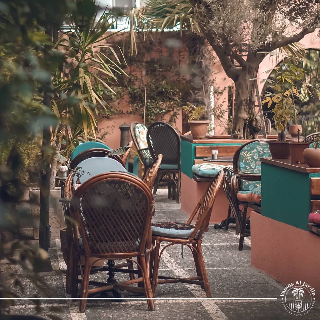 Vamos Al Jardín botanik bahçe iç mekan — rattan koltuklar ve tropikal bitkiler