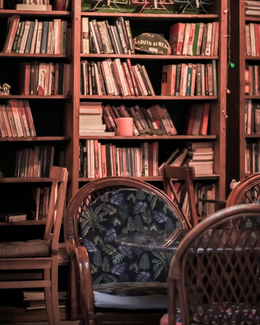 Edebiyat rafları detayı